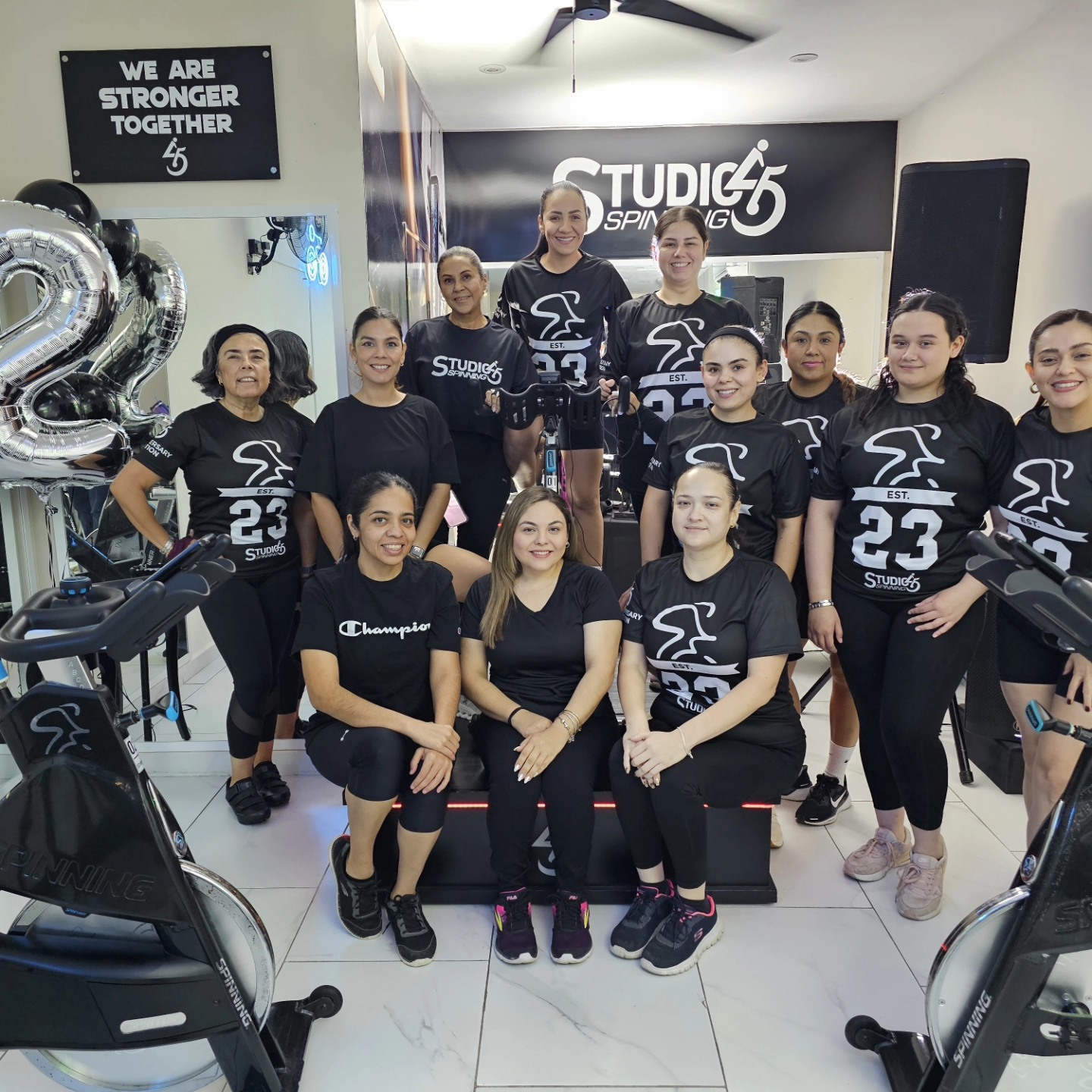 Alumnas pedaleando en Studio45 Spinning