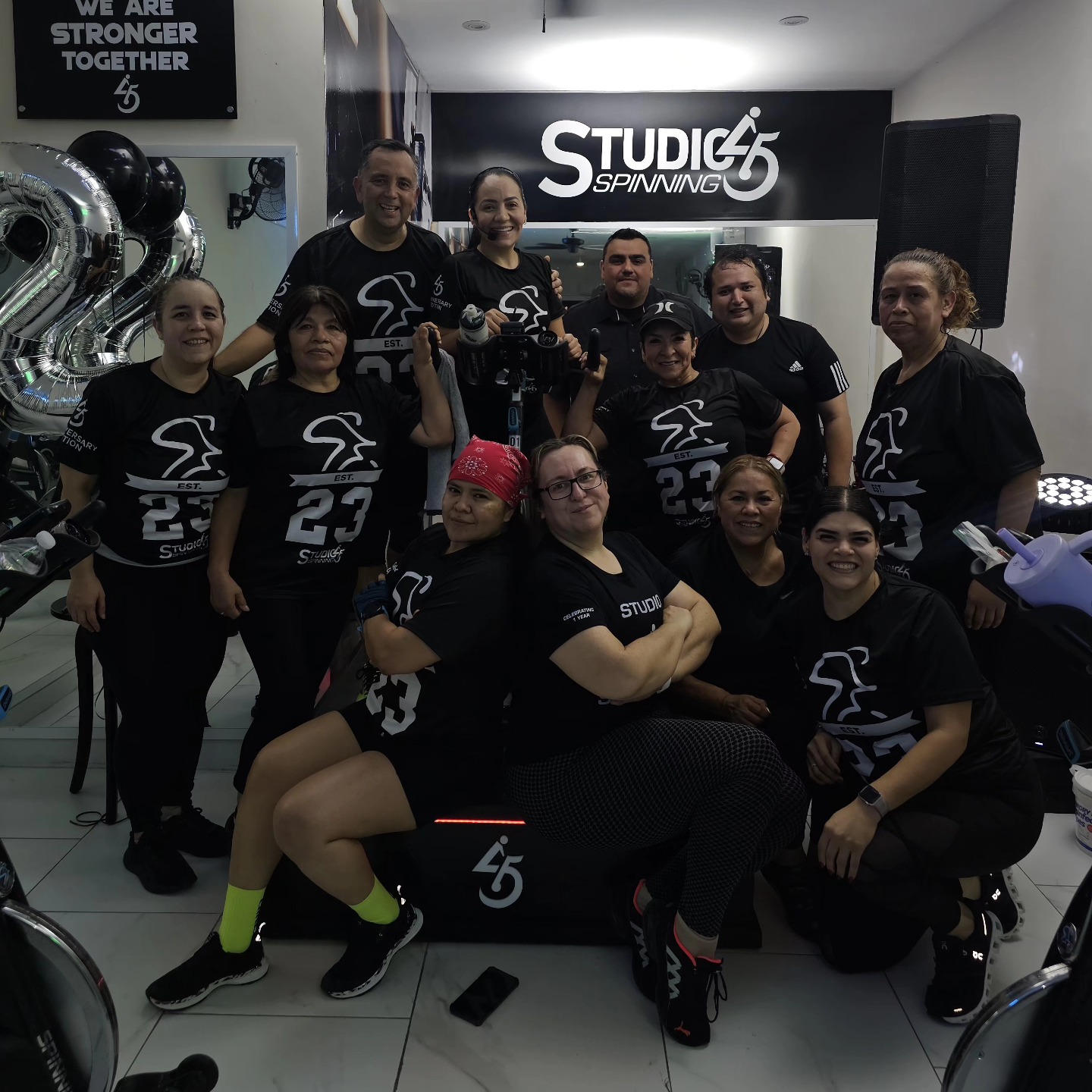 Equipo y alumnas de Studio45 Spinning